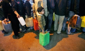 Palestinians-queue-for-pe-007